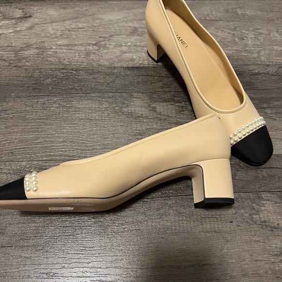 Like New Chanel Heels Beige and Black with pearls - Picture 11 of 13